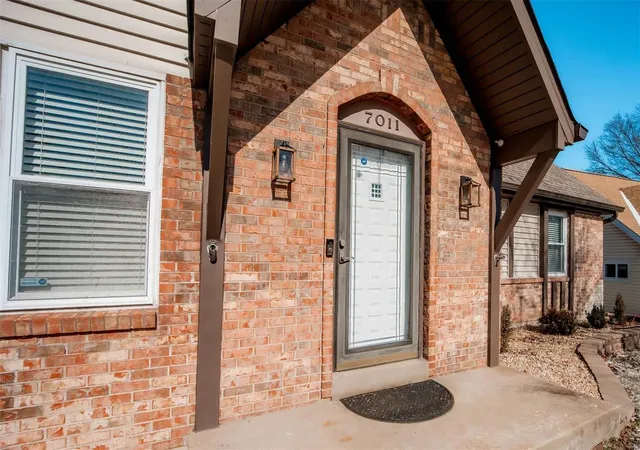 Photo 3 of Single family home for sale at 7011 Broken Oak Dr, Saint Louis, MO 63129 | MLS# 25004824 | Listing updated on 2025-03-19