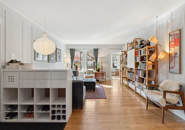 Photo 3 of Condo for sale at 6317 Southwood Ave #2W, Saint Louis, MO 63105 | MLS# 25004955 | Listing updated on 2025-03-19