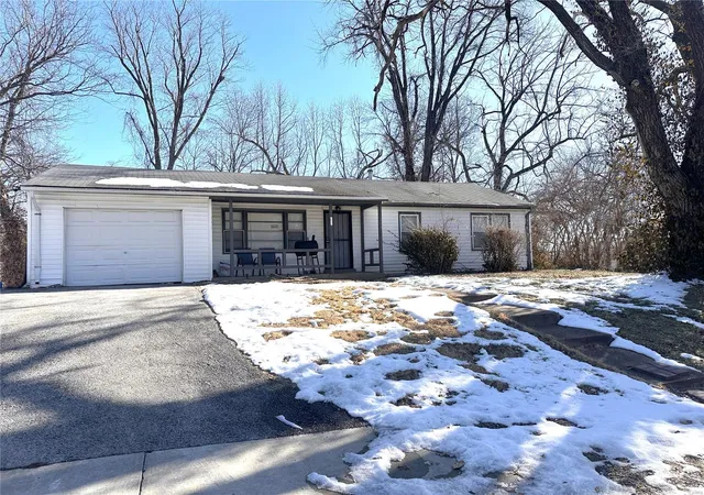 Photo 2 of Single family home for sale at 308 Wedge Dr, Saint Louis, MO 63135 | MLS# 25004970 | Listing updated on 2025-01-30