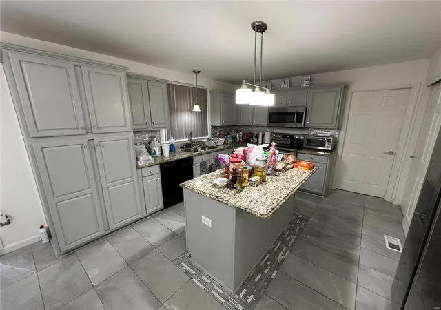 Photo 3 of Single family home for sale at 1829 Dalton Dr, Belleville, IL 62226 | MLS# 25005030 | Listing updated on 2025-01-30