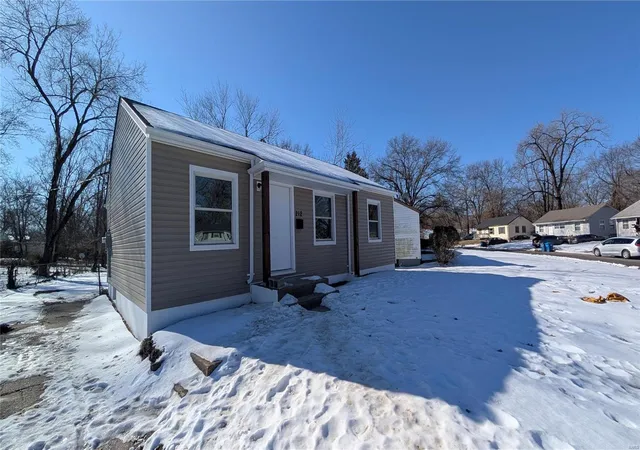 Photo 2 of Sale Pending at 212 Estridge, Saint Louis, MO 63137 | MLS# 25005078 | Listing updated on 2025-03-07
