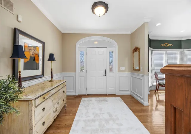 Photo 2 of Single family home for sale at 309 White House Farm Dr, Chesterfield, MO 63017 | MLS# 25005085 | Listing updated on 2025-03-20