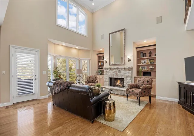 Photo 3 of Single family home for sale at 309 White House Farm Dr, Chesterfield, MO 63017 | MLS# 25005085 | Listing updated on 2025-03-20