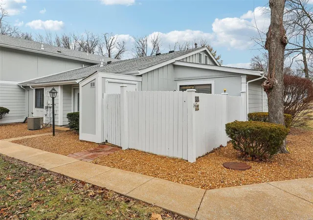 Listing Photo 4 - Condo for sale in building located at 2467 Forest Shadows Dr, Saint Louis, MO 63136