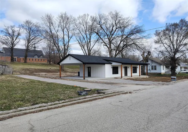 Photo 1 of Single family home for sale at 723 Broadway, Elsberry, MO 63343 | MLS# 25005213 | Listing updated on 2025-03-16