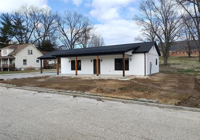 Photo 2 of Single family home for sale at 723 Broadway, Elsberry, MO 63343 | MLS# 25005213 | Listing updated on 2025-03-16