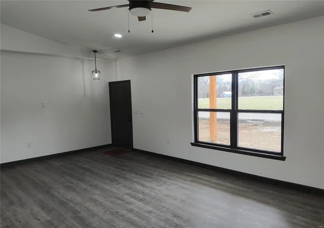 Photo 3 of Single family home for sale at 723 Broadway, Elsberry, MO 63343 | MLS# 25005213 | Listing updated on 2025-03-16