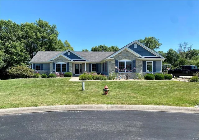 Photo 1 of Sale Pending at 5 Golden Oak Ct, Montgomery City, MO 63361 | MLS# 25005329 | Listing updated on 2025-03-09