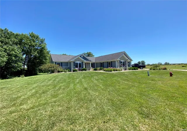 Photo 2 of Sale Pending at 5 Golden Oak Ct, Montgomery City, MO 63361 | MLS# 25005329 | Listing updated on 2025-03-09