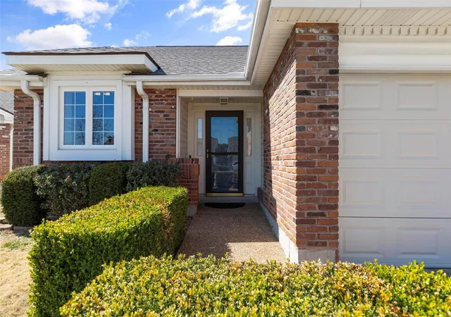 Photo 3 of Sale Pending at 9316 Mackenzie Circle Dr, Saint Louis, MO 63123 | MLS# 25005628 | Listing updated on 2025-03-14
