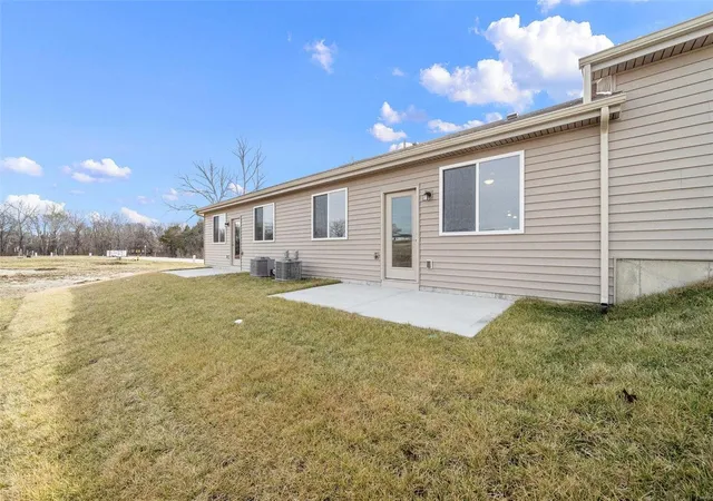 2nd image of 895 Walter Wy, Washington, MO 63090