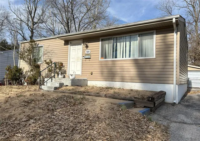Photo 1 of Sale Pending at 929 Clearfield Dr, Saint Louis, MO 63135 | MLS# 25005876 | Listing updated on 2025-03-13