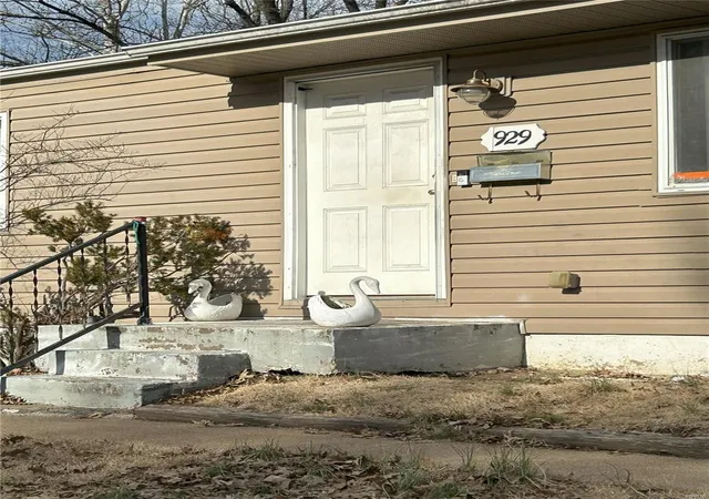 Photo 2 of Sale Pending at 929 Clearfield Dr, Saint Louis, MO 63135 | MLS# 25005876 | Listing updated on 2025-03-13