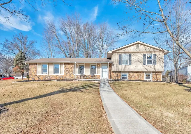 Photo 1 of Single family home for sale at 1 Pershing Lake Dr, Saint Peters, MO 63376 | MLS# 25005933 | Listing updated on 2025-02-06