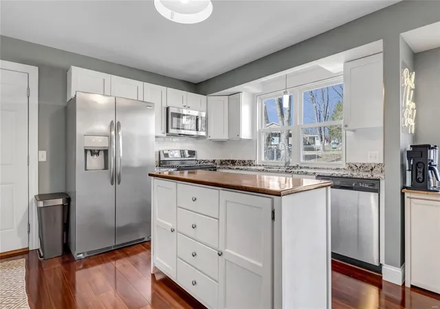 Photo 3 of Single family home for sale at 1 Pershing Lake Dr, Saint Peters, MO 63376 | MLS# 25005933 | Listing updated on 2025-02-06