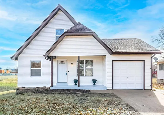 Photo 1 of Single family home for sale at 3282 Malinda Ct, Florissant, MO 63031 | MLS# 25005956 | Listing updated on 2025-03-17