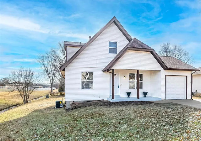 Photo 2 of Single family home for sale at 3282 Malinda Ct, Florissant, MO 63031 | MLS# 25005956 | Listing updated on 2025-03-17