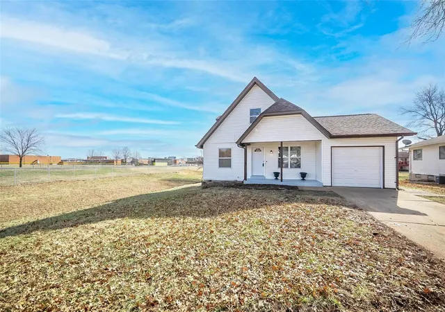 Photo 3 of Single family home for sale at 3282 Malinda Ct, Florissant, MO 63031 | MLS# 25005956 | Listing updated on 2025-03-17