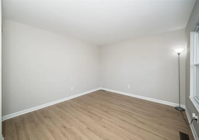 Photo 4 of Single family home for sale at 3282 Malinda Ct, Florissant, MO 63031 | MLS# 25005956 | Listing updated on 2025-03-17