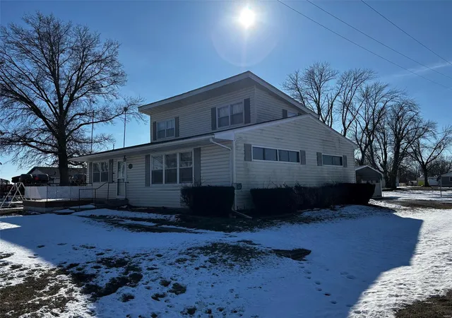 Photo 2 of Single family home for sale at 1101 S Main St, Vandalia, MO 63382 | MLS# 25005967 | Listing updated on 2025-02-04
