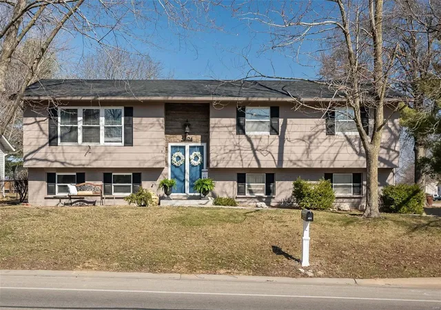Photo 2 of Sale Pending at 404 Sutters Mill Rd, Saint Peters, MO 63376 | MLS# 25006100 | Listing updated on 2025-03-10