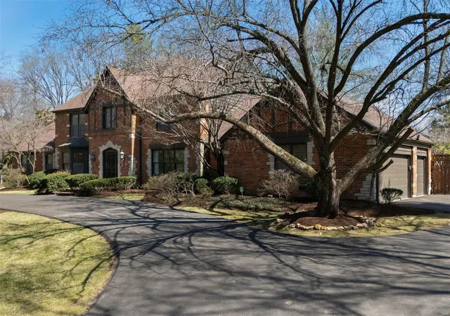 Photo 2 of Single family home for sale at 134 Pinehurst Estates Dr, Saint Louis, MO 63141 | MLS# 25006112 | Listing updated on 2025-03-20