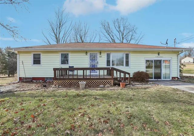 Photo 2 of Single family home for sale at 611 Seyborn Ave, Hillsboro, IL 62049 | MLS# 25006141 | Listing updated on 2025-03-15