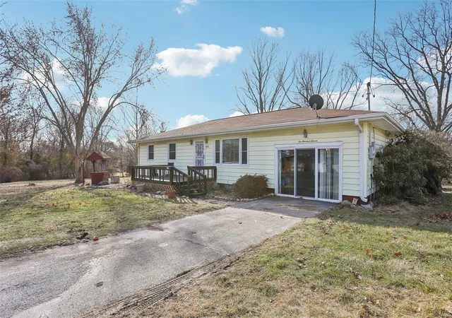 Photo 1 of Single family home for sale at 611 Seyborn Ave, Hillsboro, IL 62049 | MLS# 25006141 | Listing updated on 2025-03-15