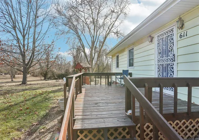 Photo 3 of Single family home for sale at 611 Seyborn Ave, Hillsboro, IL 62049 | MLS# 25006141 | Listing updated on 2025-03-15