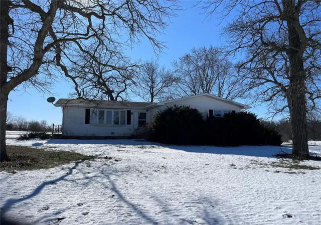 Photo 2 of Sale Pending at 186 Hwy V, Montgomery City, MO 63361 | MLS# 25006158 | Listing updated on 2025-03-10