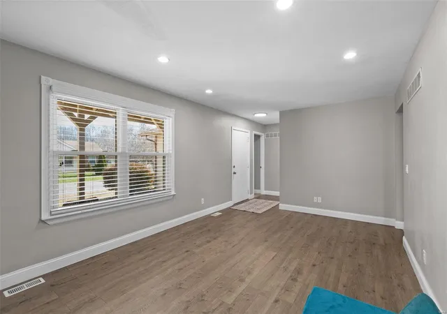 Photo 2 of Single family home for sale at 14 Crescent Woods Dr, Saint Peters, MO 63376 | MLS# 25006174 | Listing updated on 2025-02-05
