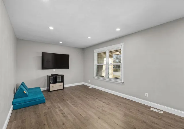 Photo 3 of Single family home for sale at 14 Crescent Woods Dr, Saint Peters, MO 63376 | MLS# 25006174 | Listing updated on 2025-02-05