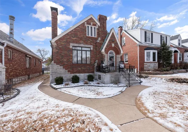 Photo 2 of Sale Pending at 6550 Lindenwood Pl, Saint Louis, MO 63109 | MLS# 25006277 | Listing updated on 2025-03-04
