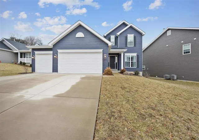 Photo 1 of Single family home for sale at 859 Summit Blf Ct, Fenton, MO 63026 | MLS# 25006294 | Listing updated on 2025-03-10
