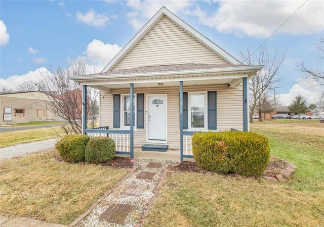 Photo 2 of Sale Pending at 123 S Lincoln St, Worden, IL 62097 | MLS# 25006484 | Listing updated on 2025-03-16