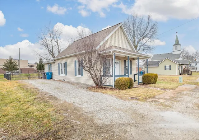 Photo 2 of Sale Pending at 123 S Lincoln St, Worden, IL 62097 | MLS# 25006484 | Listing updated on 2025-03-16