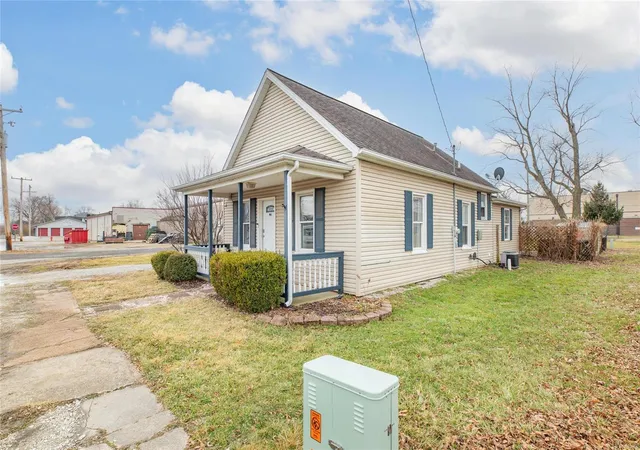 Photo 3 of Sale Pending at 123 S Lincoln St, Worden, IL 62097 | MLS# 25006484 | Listing updated on 2025-03-16