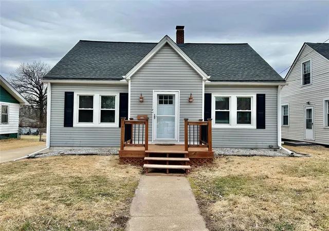 Photo 1 of Single family home for sale at 3408 Lincoln St, Alton, IL 62002 | MLS# 25006560 | Listing updated on 2025-02-08
