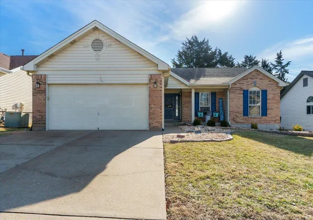 Photo 3 of Single family home for sale at 4124 Tiffany Trail Ct, Saint Louis, MO 63129 | MLS# 25006563 | Listing updated on 2025-02-07