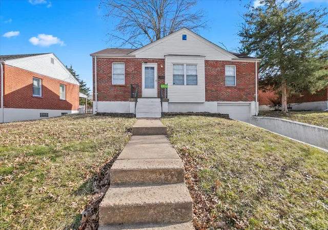 Photo 1 of Single family home for sale at 9020 Southview Ln, Saint Louis, MO 63123 | MLS# 25006579 | Listing updated on 2025-03-17