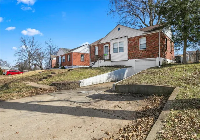 Photo 2 of Single family home for sale at 9020 Southview Ln, Saint Louis, MO 63123 | MLS# 25006579 | Listing updated on 2025-03-17