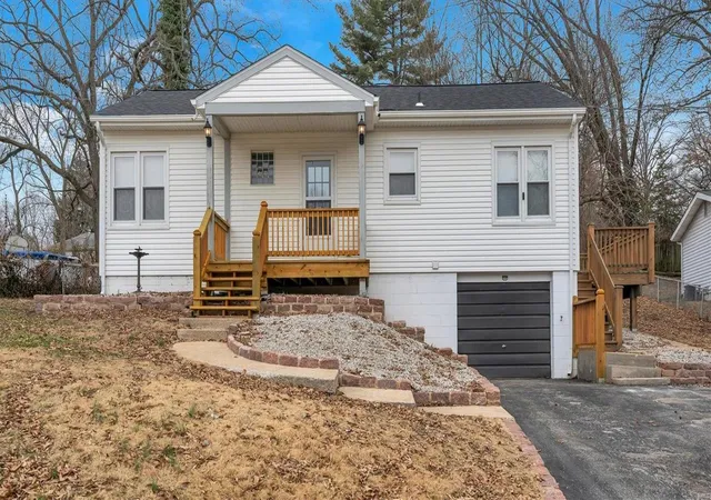 2nd image of 235 N Dellwood Rd, Saint Louis, MO 63135 | MLS# 25006584