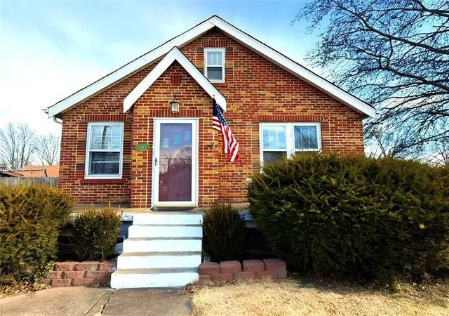 Photo 1 of Single family home for sale at 1017 Victory Dr, Saint Louis, MO 63125 | MLS# 25006586 | Listing updated on 2025-03-17