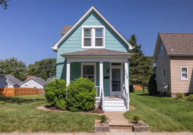 Photo 1 of Single family home for sale at 1133 Vine St, Saint Charles, MO 63301 | MLS# 25006601 | Listing updated on 2025-03-19