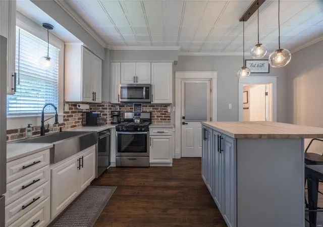 Photo 1 of Single family home for sale at 1133 Vine St, Saint Charles, MO 63301 | MLS# 25006601 | Listing updated on 2025-03-19