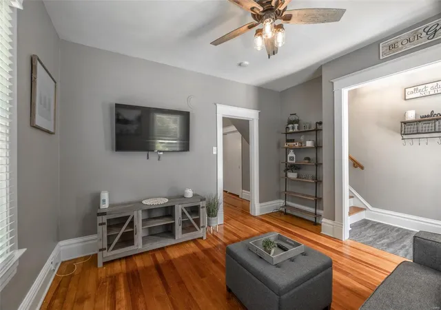 Photo 3 of Single family home for sale at 1133 Vine St, Saint Charles, MO 63301 | MLS# 25006601 | Listing updated on 2025-03-19
