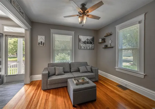 Photo 4 of Single family home for sale at 1133 Vine St, Saint Charles, MO 63301 | MLS# 25006601 | Listing updated on 2025-03-19