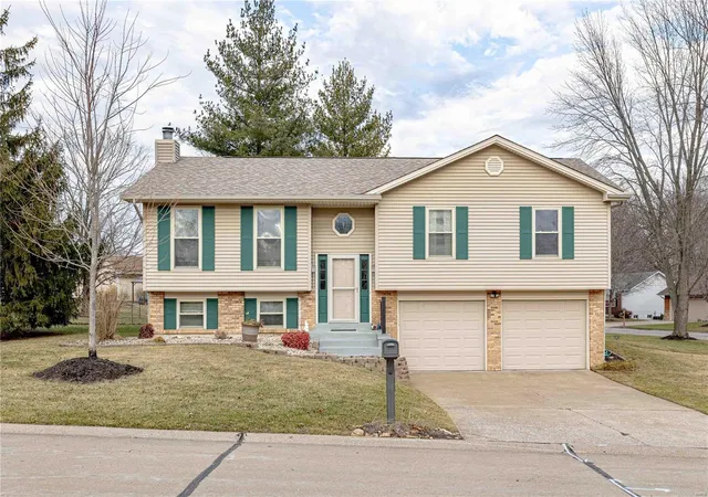 Photo 1 of Single family home for sale at 101 Candlelight Ct, Saint Peters, MO 63376 | MLS# 25006745 | Listing updated on 2025-02-08