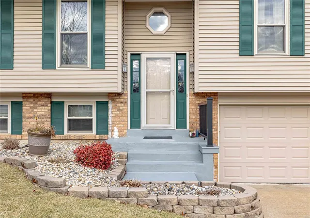 Photo 2 of Single family home for sale at 101 Candlelight Ct, Saint Peters, MO 63376 | MLS# 25006745 | Listing updated on 2025-02-08