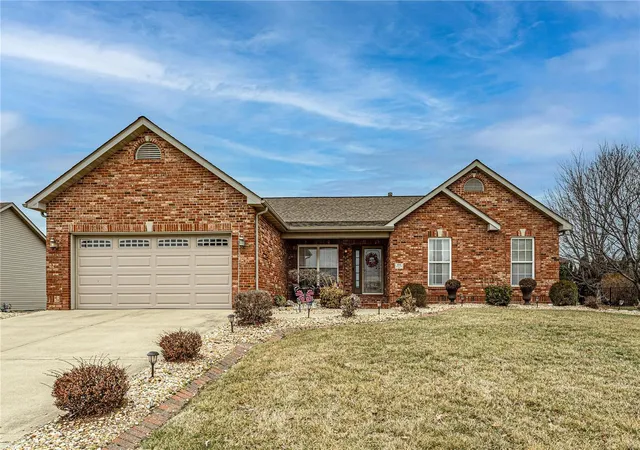 Photo 1 of Single family home for sale at 166 Emerald Wy E, Granite City, IL 62040 | MLS# 25006760 | Listing updated on 2025-02-09